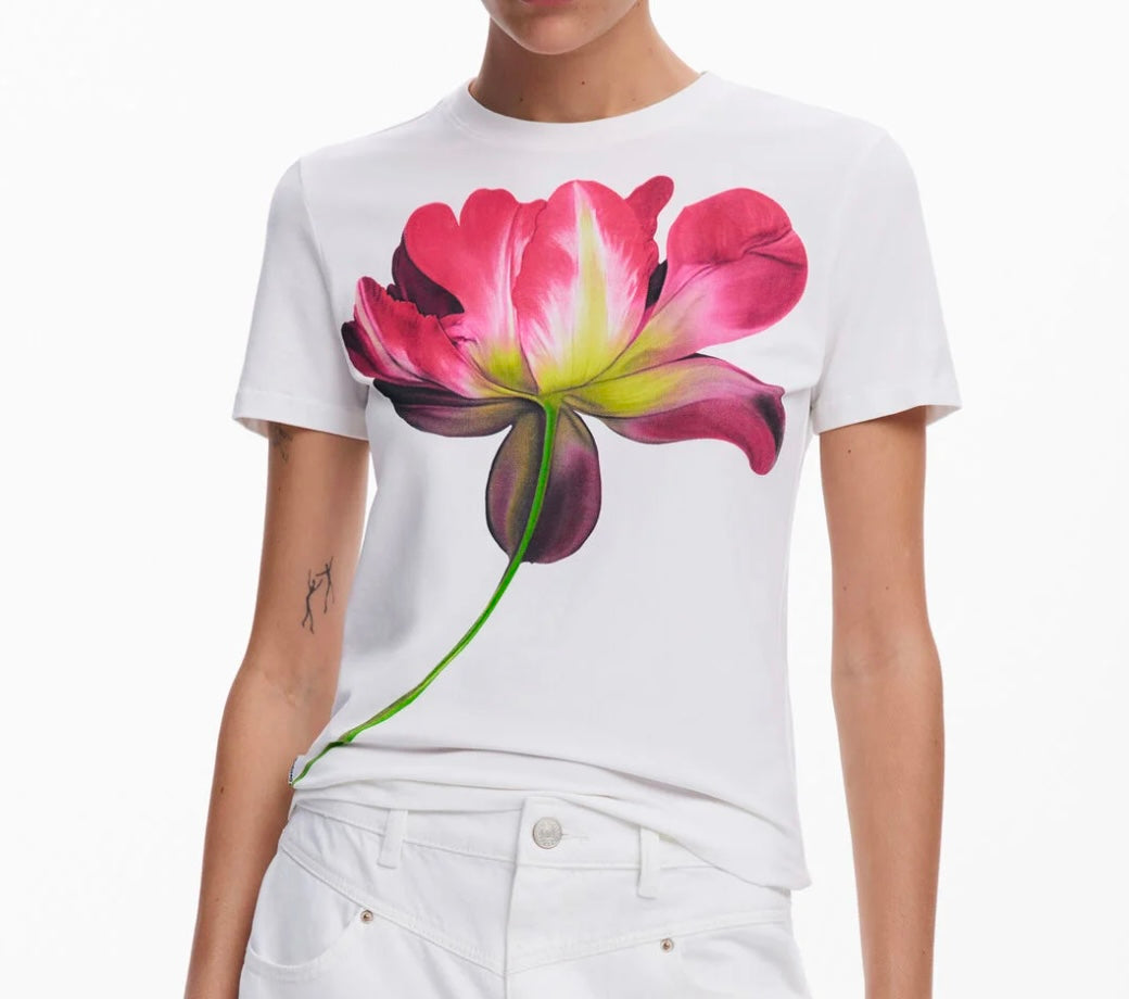 Camiseta blanca flor grande