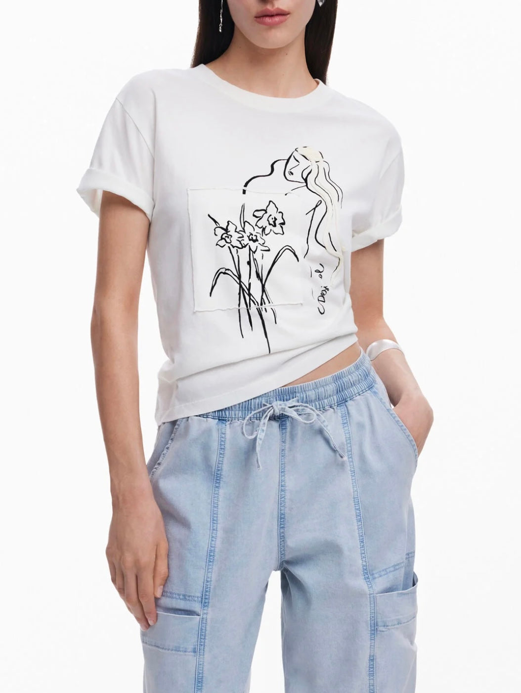 CAMISETA FLORAL SILUETA FEMENINA