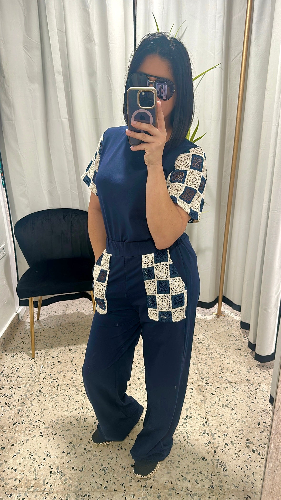 Embroidered details travel set