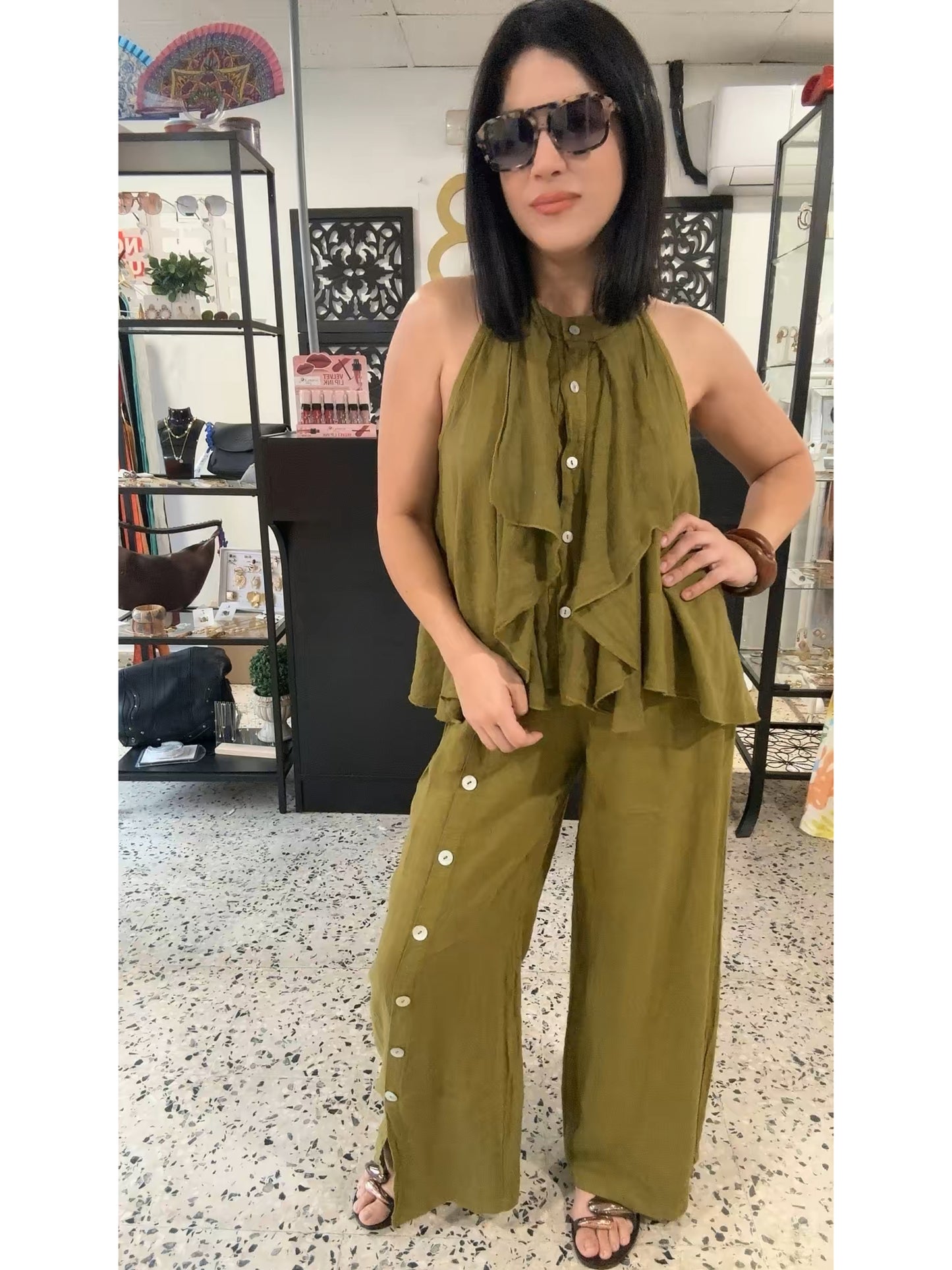 Buttons and ruffles linen set