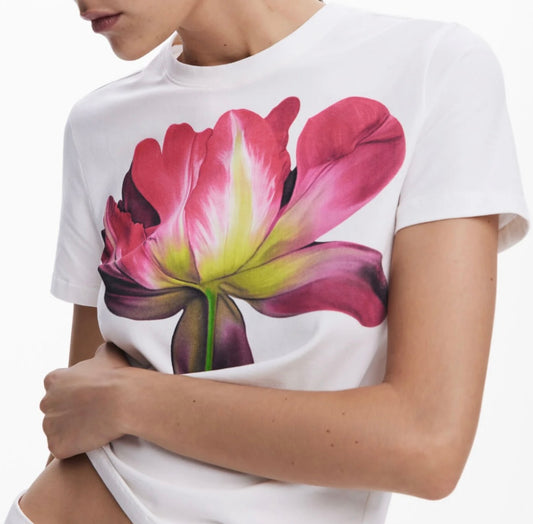 Camiseta blanca flor grande