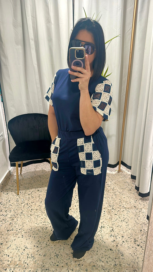 Embroidered details travel set