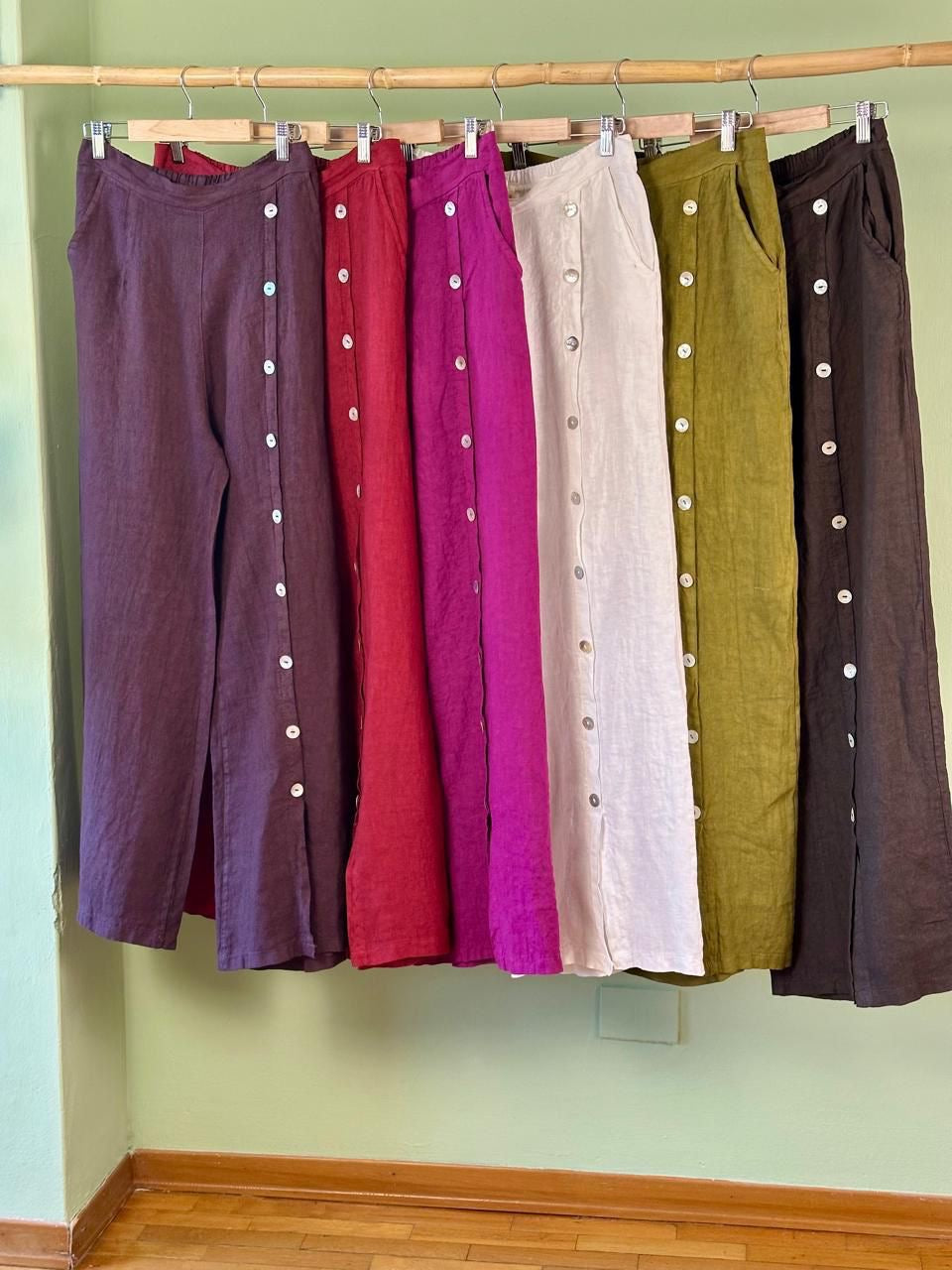 Buttons and ruffles linen set