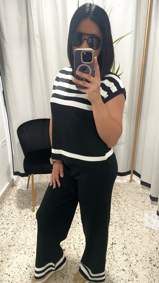 Black and white travel set